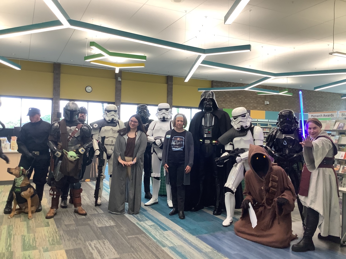 Stars Wars cosplayers dressed as Stormtroopers, C-3PO, Jawas, etc.